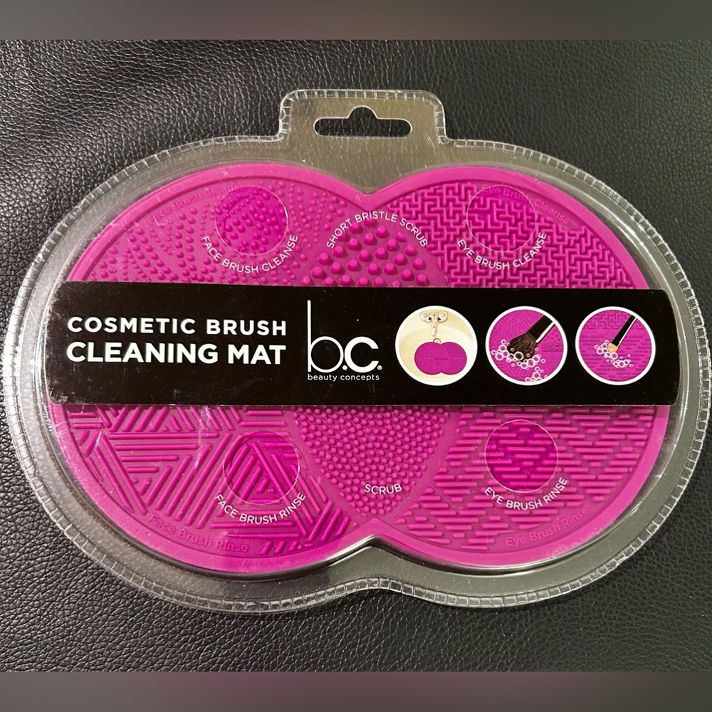 Cosmetic brush cleaning mat